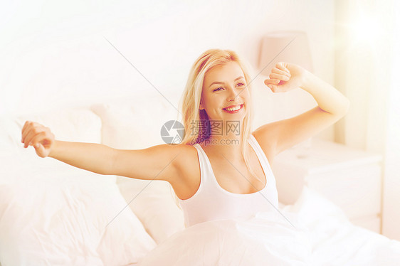 休息,睡觉,舒适人的快乐的轻女人床上伸展后醒来家里的卧室图片
