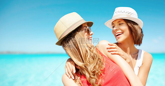 暑假,旅行,人度假的快乐的轻女戴着帽子,着异国情调的热带海滩背景图片
