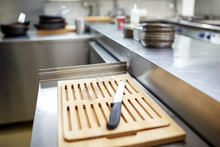 烹饪公共餐饮餐厅厨房的砧板刀餐厅厨房的切割板刀图片