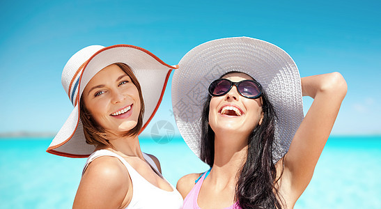 暑假,旅行,人度假的快乐的轻女戴着帽子,异国情调的热带海滩背景下图片
