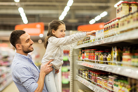 家庭,销售,购物,消费主义人的快乐的父亲与孩子杂货店购买食物图片