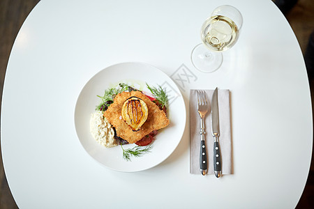食物,新北欧美食,晚餐,烹饪烹饪鱼沙拉与包鱼片与酒石酱烤箱烤甜菜根番茄沙拉杯白酒餐厅的桌子上图片