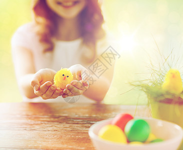 复活节,假日人们的特写女孩着鸡玩具彩色的鸡蛋桌子上图片