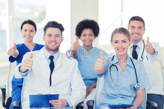 医院,职业,人医学的群快乐的医生医院的讲堂上研讨会,展示竖大拇指的手势图片