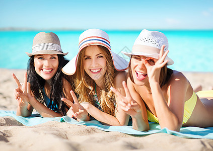 暑假,旅行,人度假的快乐的轻女穿着比基尼异国情调的热带海滩背景下日光浴图片