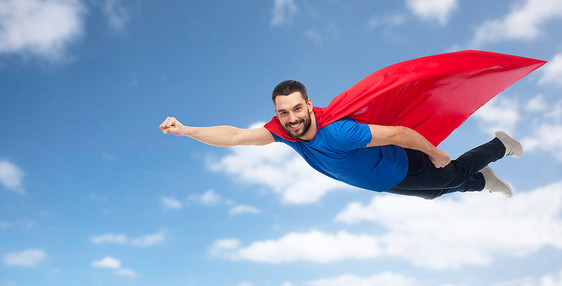 自由,力量,运动人的快乐的人红色超级英雄披风飞过蓝天的背景图片