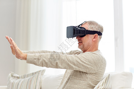 技术,增强现实,游戏,娱乐活动人的老人与虚拟耳机3D眼镜家里玩电子游戏图片
