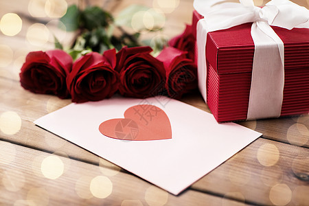 爱情,浪漫,情人节假日礼品盒,红玫瑰贺卡与心木材复古效果图片