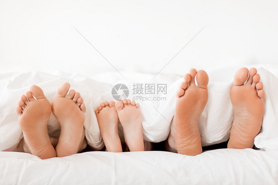 人,家庭早晨的父母孩子家里床上的光脚脚图片