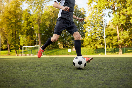 体育,足球训练人足球运动员球场上玩球图片