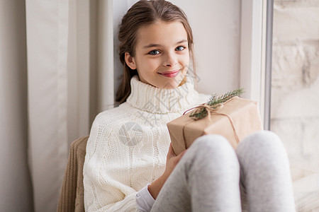 童,假期人的快乐的美丽女孩与诞礼物坐家里图片
