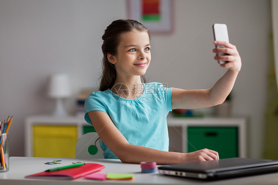 人,孩子技术女孩带笔记本电脑智能手机家里自拍图片