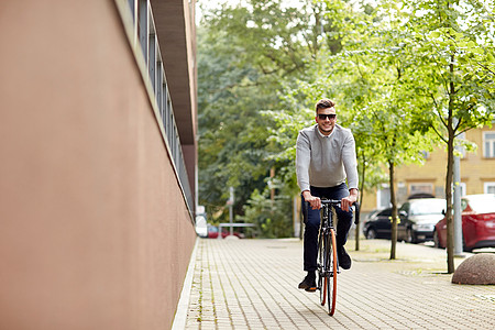 生活方式,交通人们的轻人骑自行车城市街道图片