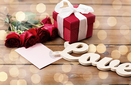 爱情,浪漫,情人节假日礼品盒,红玫瑰贺卡与心木材复古效果图片