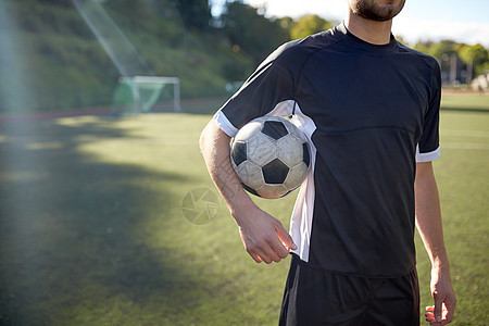 体育,足球训练人近距离的足球运动员与球场景图片