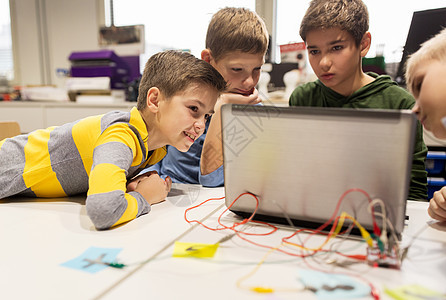 教育,儿童,技术,科学人的群快乐的孩子,带着笔记本电脑玩发明套件机器人学校的课程图片