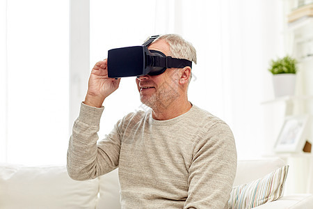 技术,增强现实,游戏,娱乐活动人的老人与虚拟耳机3D眼镜家里玩电子游戏图片