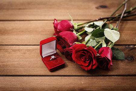 爱,建议,情人节假日礼品盒与钻石订婚戒指红玫瑰木材上复古效果图片