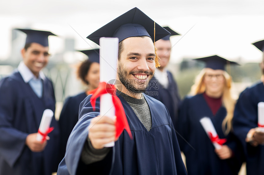 教育,毕业人的群快乐的国际学生迫击炮板学士学位礼服与文凭