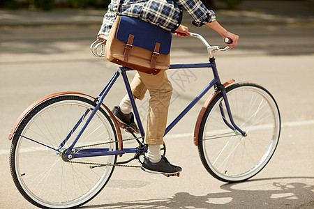人,风格,休闲生活方式轻的时尚男子肩袋骑固定齿轮自行车城市街道图片
