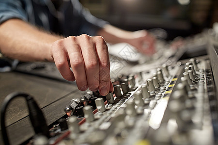 音乐,技术,人设备的人用混合控制台录音棚背景图片