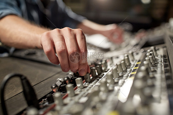 音乐,技术,人设备的人用混合控制台录音棚图片