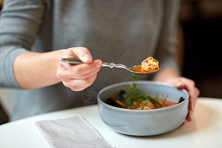 食物,新北欧美食人们的女人咖啡馆餐馆吃鱼汤背景图片