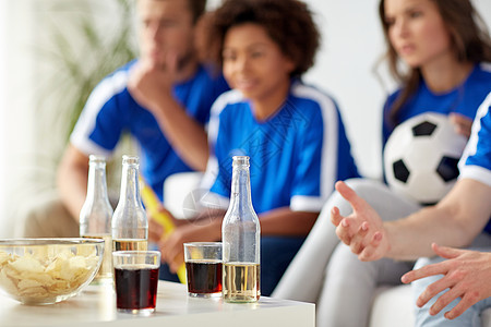 友谊体育娱乐活动足球足球迷家喝饮料薯片图片