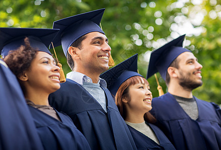 教育,毕业人的群快乐的国际学生砂浆板学士学位礼服户外图片