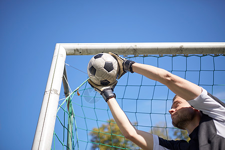 运动人足球运动员守门员球场上的足球球门上接球守门员球场上的足球进球图片