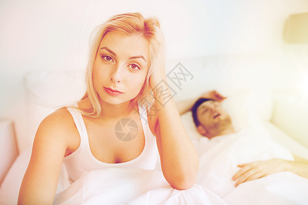 人,健康,睡眠障碍的夫妇床上家,男人打鼾轻的女人失眠图片