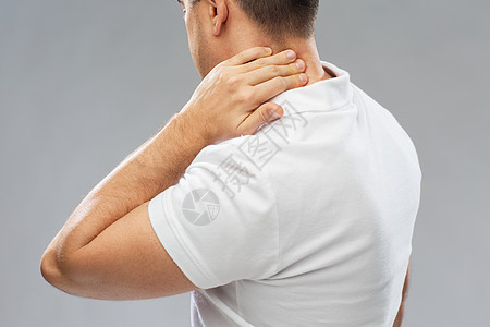 人,医疗保健问题密切的人遭受颈部疼痛的灰色背景图片