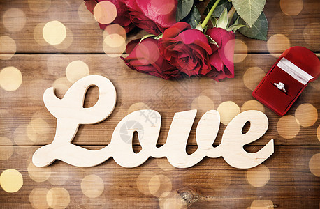 求婚,浪漫,情人节假日礼品盒与钻石订婚戒指,红玫瑰字爱的木材复古效果图片