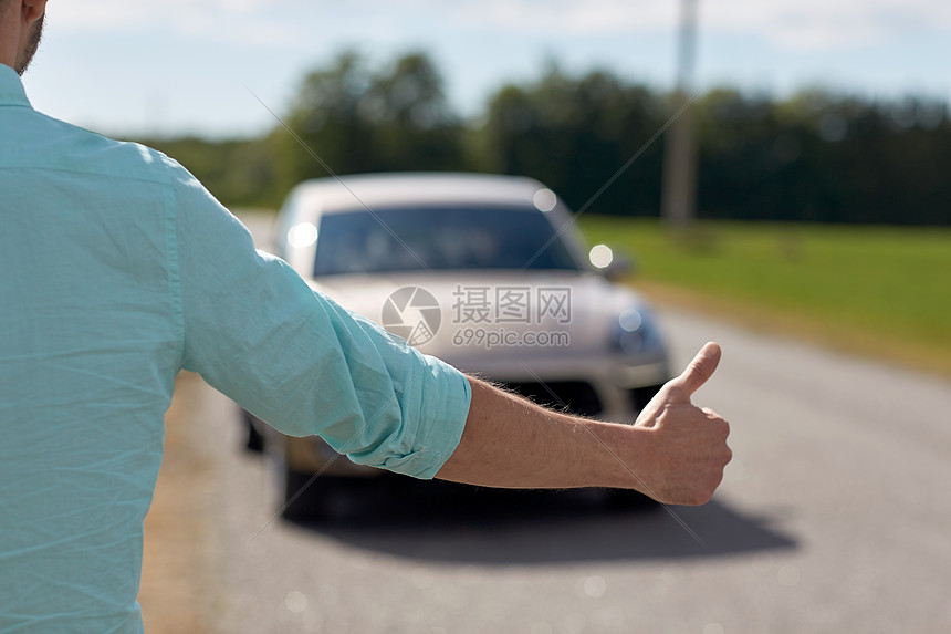 公路旅行,旅行,手势人的男人搭便车停车与拇指手势农村