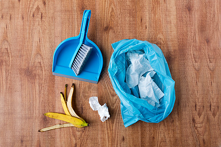 家务,家庭,废物垃圾清洁垃圾袋与垃圾簸箕家里图片