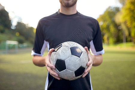 体育,足球训练人近距离的足球运动员与球场景图片