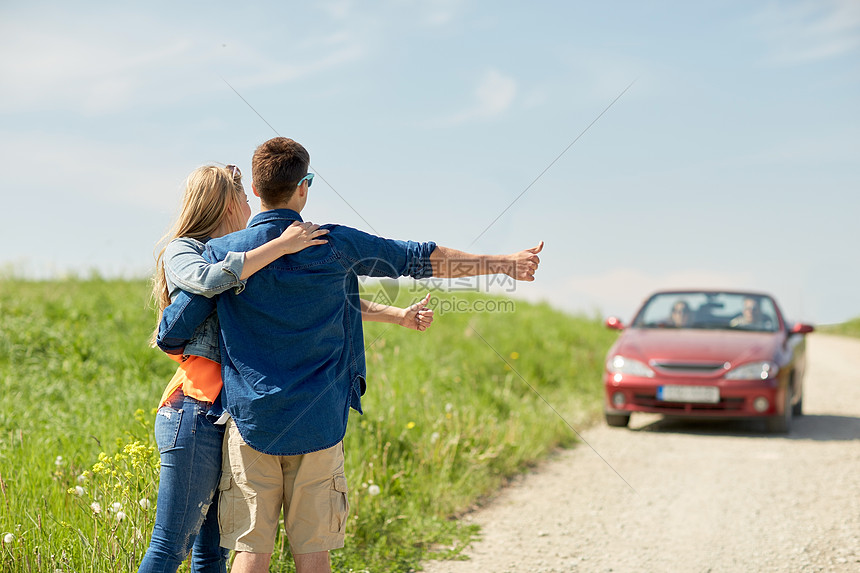 公路旅行 搭便车 旅行 手势人们的快乐的夫妇搭便车停车农村高清图片下载 正版图片 摄图网