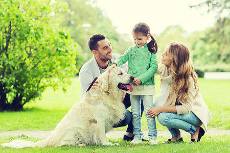 家庭,宠物,家畜人的快乐的家庭与拉布拉多猎犬夏季公园散步快乐的家庭与拉布拉多猎犬公园图片