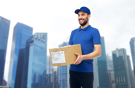 快递服务,邮件,人,物流航运快乐的人与包裹箱新加坡城市摩天大楼的背景带包裹箱的快乐送货员图片