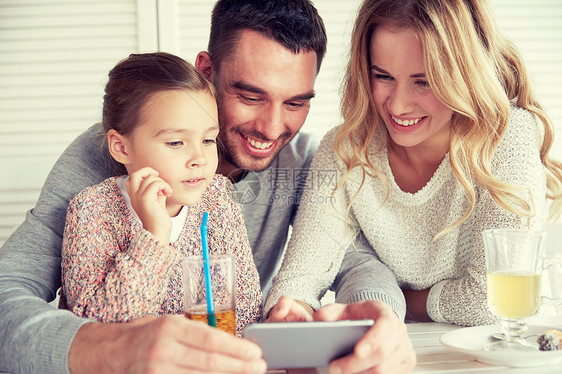 家庭,父母,技术人的快乐的母亲,父亲小女孩与智能手机餐厅吃饭幸福的家庭与智能手机餐厅图片