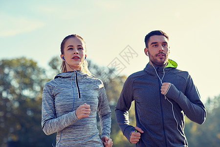 健身,运动,人,技术生活方式的快乐的夫妇跑步听音乐耳机户外快乐的夫妇与耳机运行户外图片