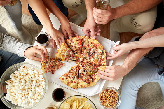 友谊,假期,快餐庆祝快乐的朋友与饮料零食家里吃比萨饼人们家里吃披萨片图片