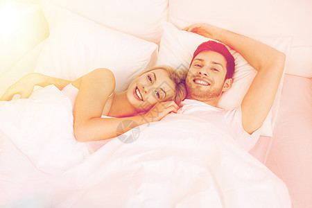 人,休息,爱,关系幸福的幸福的微笑夫妇躺家里的床上幸福的夫妇躺家里的床上图片