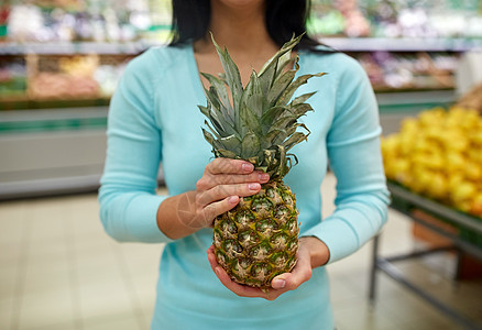 购物,销售,食品,消费主义人的女人带菠萝杂货店杂货店里菠萝的女人图片