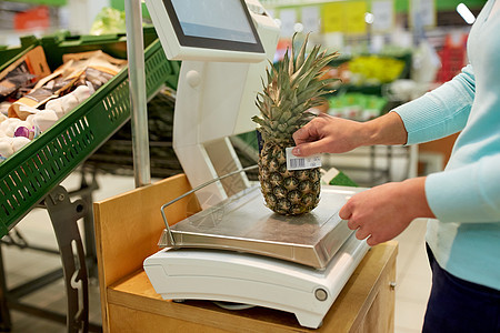 购物,销售,消费主义人们的观念杂货店里称菠萝的女人杂货店里秤菠萝的女人图片