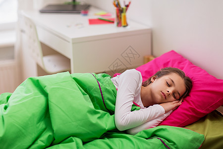 孩子,休息人的女孩睡她的床家里女孩睡家里的床上图片