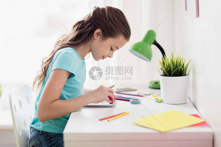 人,孩子,创造力艺术快乐的女孩家画画快乐的女孩家画画图片