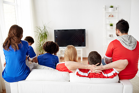 友谊,休闲,体育,人娱乐活动的快乐的朋友球迷家里看足球朋友球迷家看电视图片