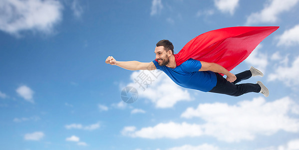 自由,力量,运动人的快乐的人红色超级英雄披风蓝天云背景上空飞行穿着红色超级英雄斗篷的快乐男人空中飞翔图片