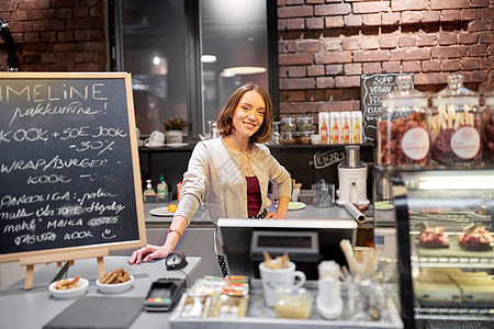 小企业,人服务理念快乐的女人酒吧柜台的酒吧咖啡店的现金箱咖啡馆柜台的快乐女人酒吧服务员图片